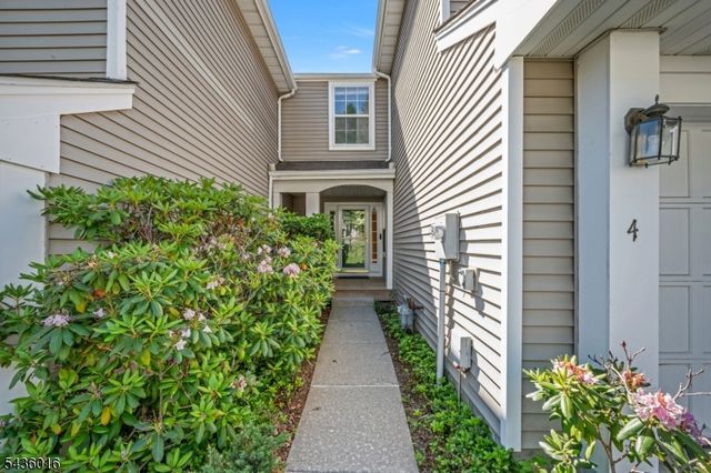 4 Woodmont Dr, Randolph Twp., NJ 07869