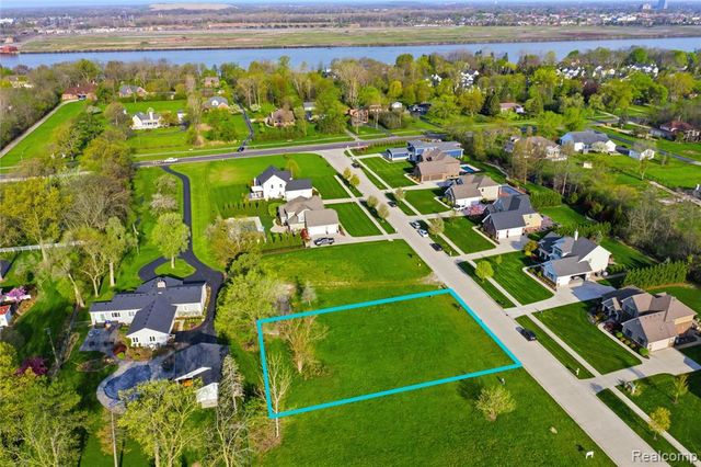 21 Potowatomi Drive, Grosse Ile, MI 48138