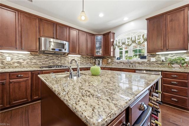509 Hanbury RD W, Chesapeake, VA 23322