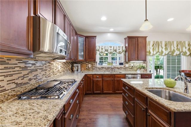 509 Hanbury RD W, Chesapeake, VA 23322
