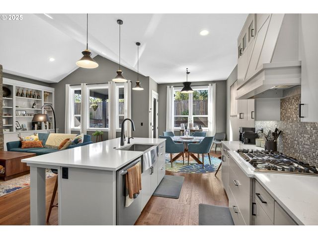 108 W 16TH St, La Center, WA 98629