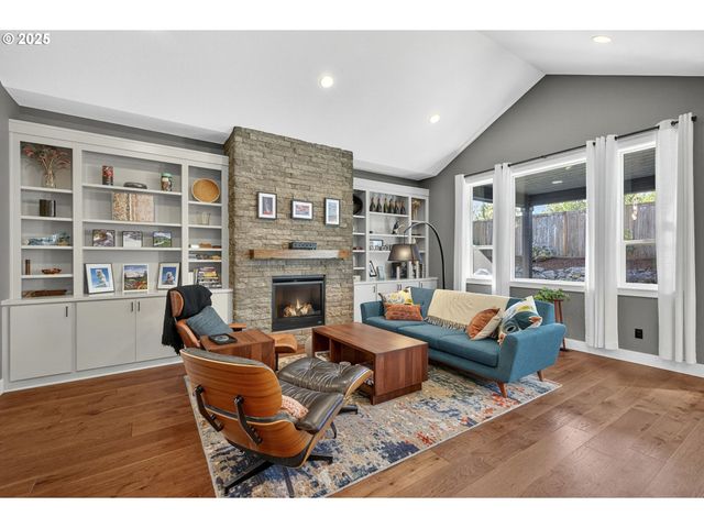 108 W 16TH St, La Center, WA 98629