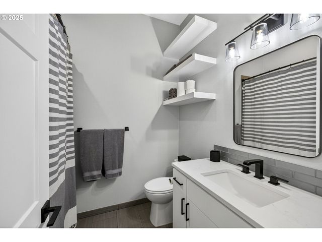 108 W 16TH St, La Center, WA 98629