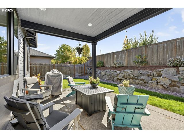 108 W 16TH St, La Center, WA 98629