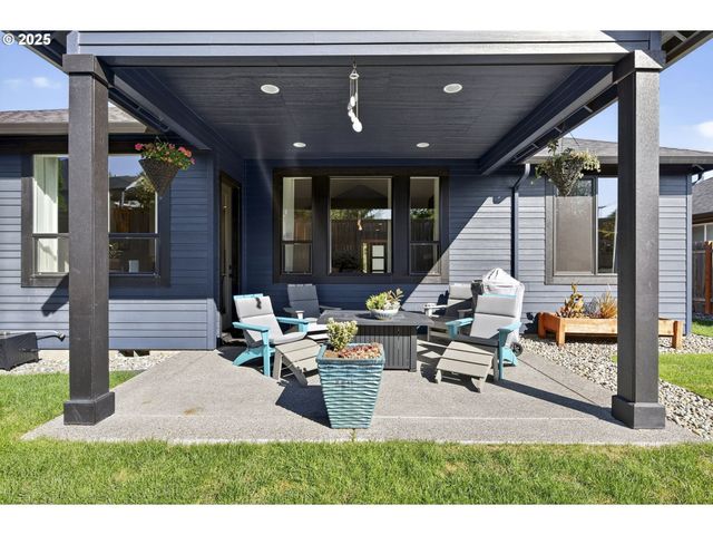 108 W 16TH St, La Center, WA 98629