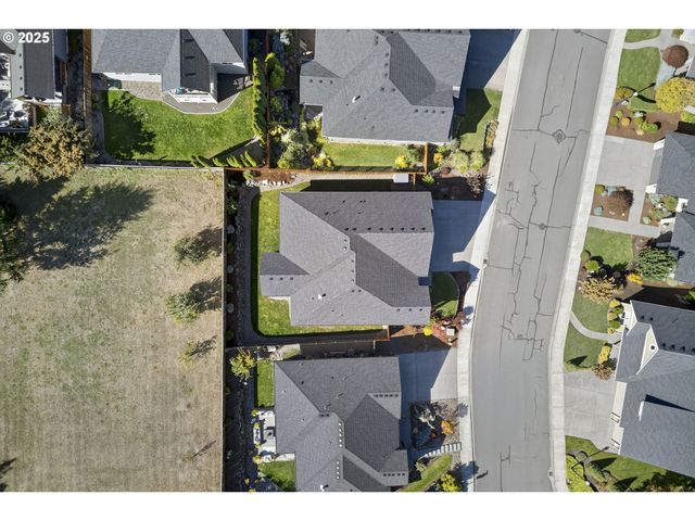 108 W 16TH St, La Center, WA 98629