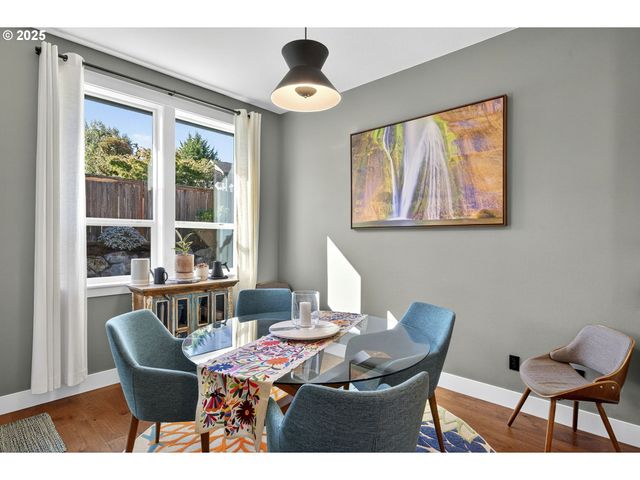 108 W 16TH St, La Center, WA 98629