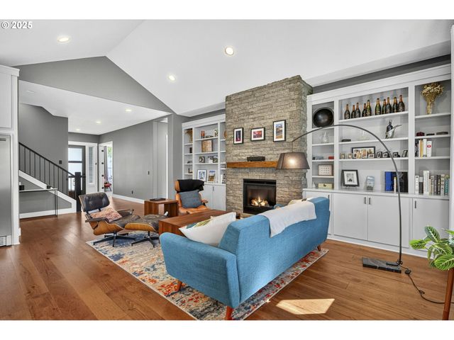 108 W 16TH St, La Center, WA 98629