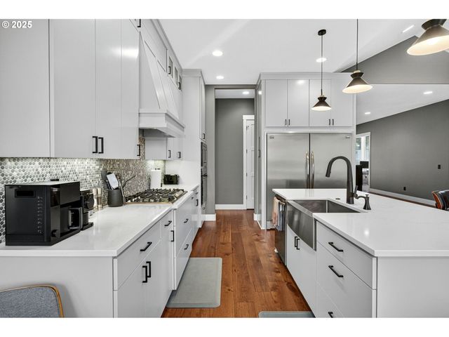 108 W 16TH St, La Center, WA 98629