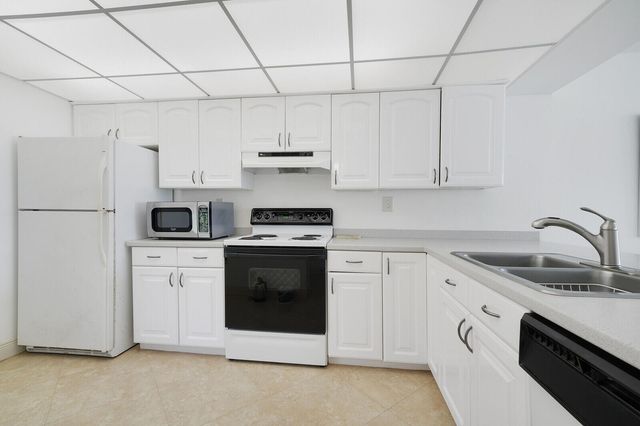 8 Royal Palm Way 401, Boca Raton, FL 33432