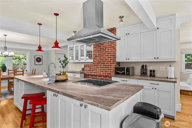 18443 Ballinger Way NE, Lake Forest Park, WA 98155