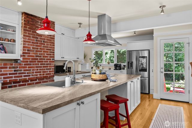 18443 Ballinger Way NE, Lake Forest Park, WA 98155