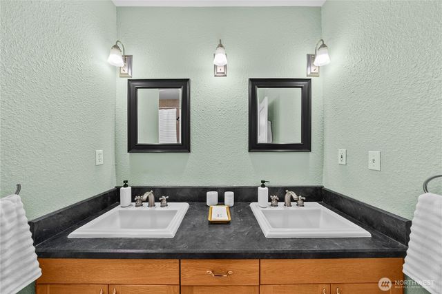 18443 Ballinger Way NE, Lake Forest Park, WA 98155