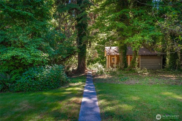 18443 Ballinger Way NE, Lake Forest Park, WA 98155