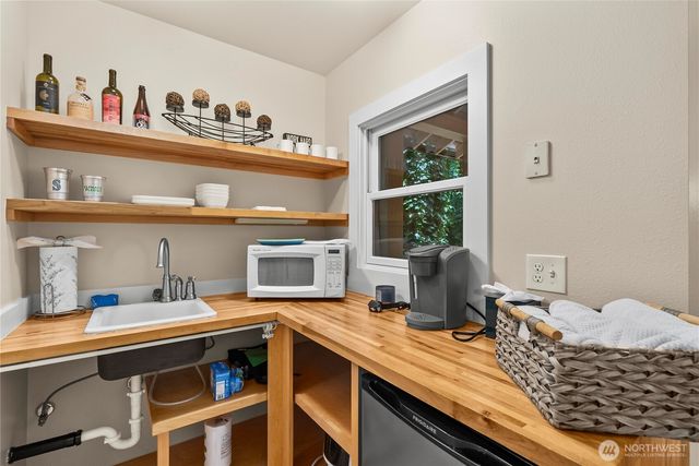 18443 Ballinger Way NE, Lake Forest Park, WA 98155