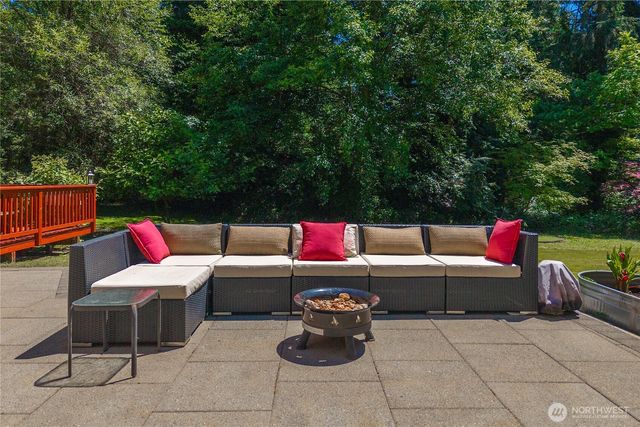 18443 Ballinger Way NE, Lake Forest Park, WA 98155