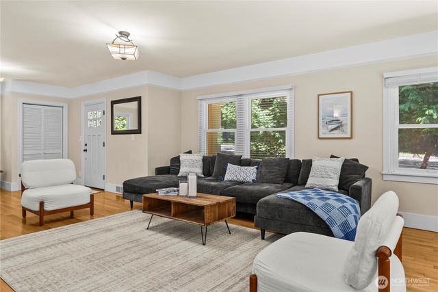 18443 Ballinger Way NE, Lake Forest Park, WA 98155