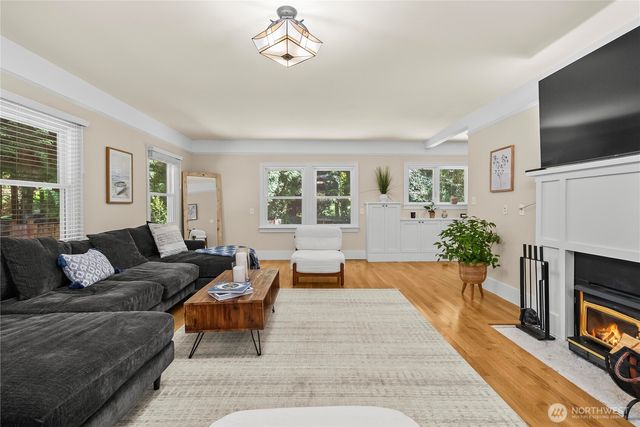 18443 Ballinger Way NE, Lake Forest Park, WA 98155