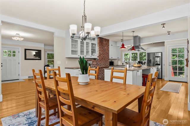 18443 Ballinger Way NE, Lake Forest Park, WA 98155