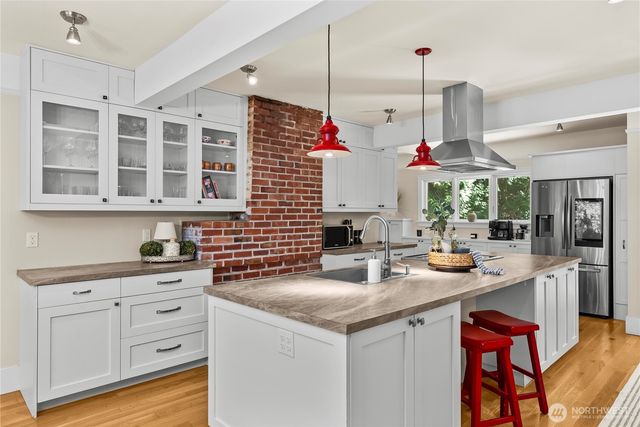 18443 Ballinger Way NE, Lake Forest Park, WA 98155