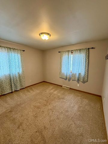 W5636 Crescent Street, Norway, MI 49870