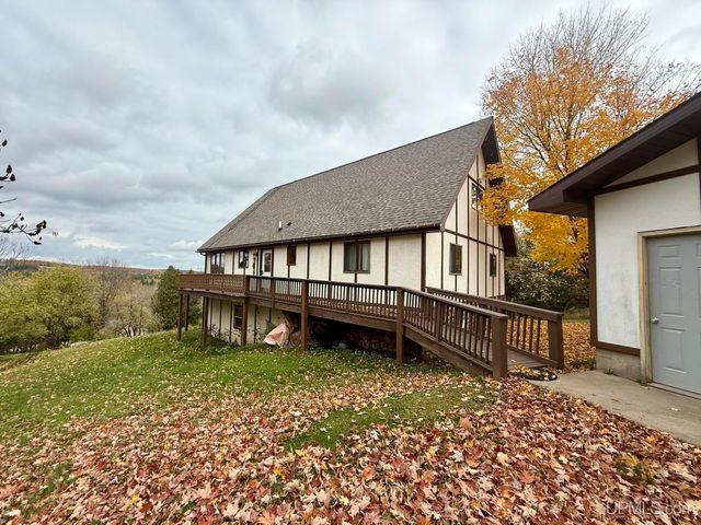 W5636 Crescent Street, Norway, MI 49870