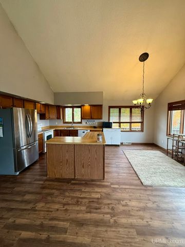 W5636 Crescent Street, Norway, MI 49870