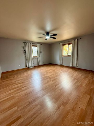 W5636 Crescent Street, Norway, MI 49870