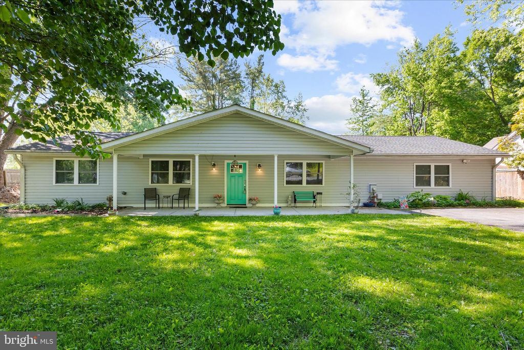 Image 2 of property listing at 1906 STEVENS DR, Chester, MD 21619