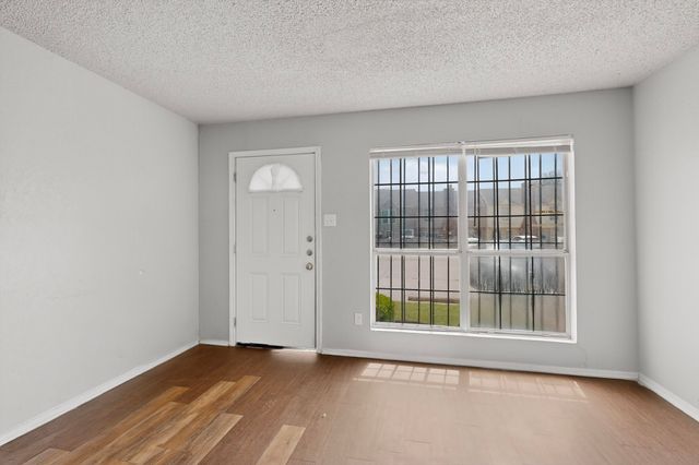 9467 Olde Towne Row, Dallas, TX 75227