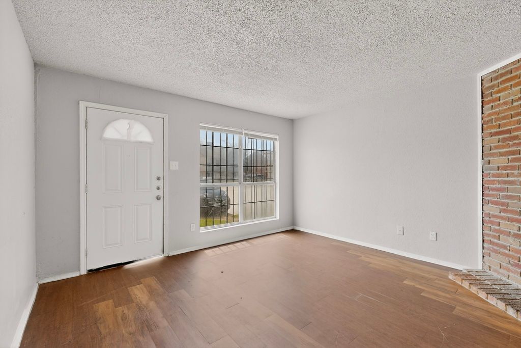 9467 Olde Towne Row, Dallas, TX 75227