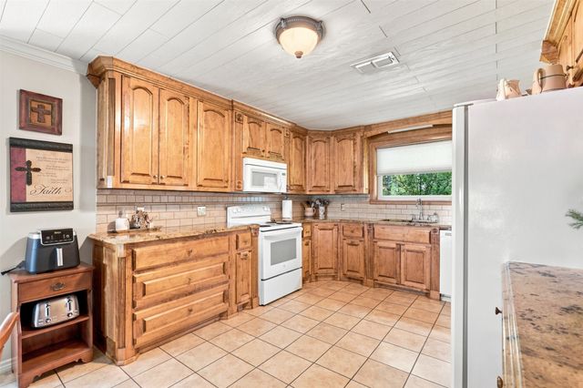 1994 CR 2320, Pittsburg, TX 75686