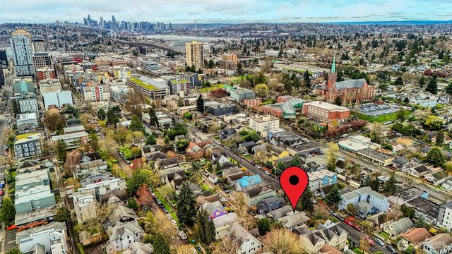 5248 11th Avenue NE, Seattle, WA 98105