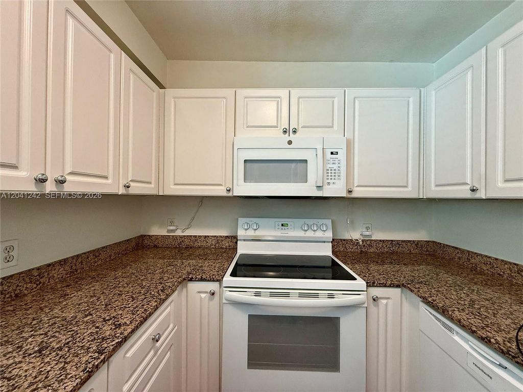 7800 Collins Ave 407, Miami Beach, FL 33141