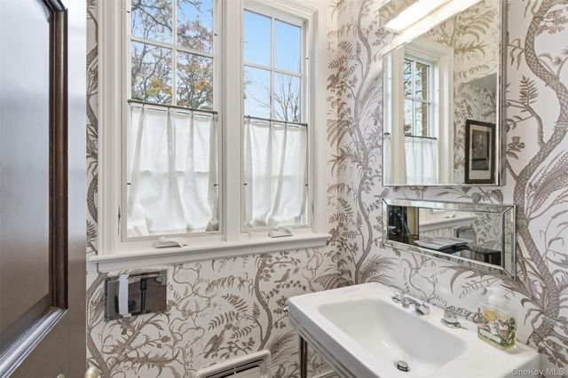 159 Factory Pond Road, Mill Neck, NY 11560