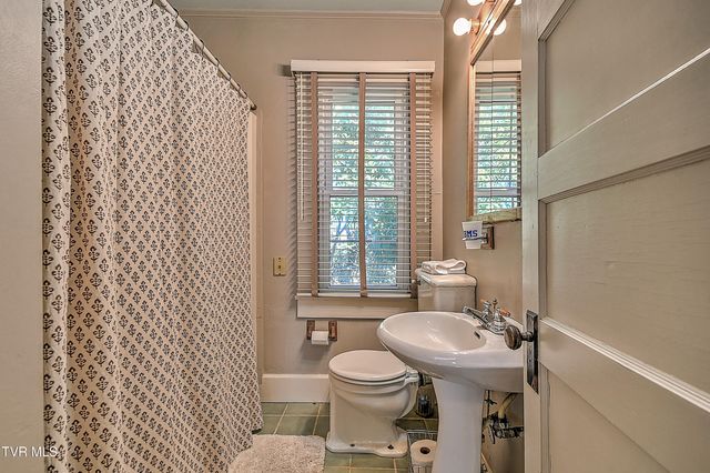 824 East Myrtle Avenue, Johnson City, TN 37601