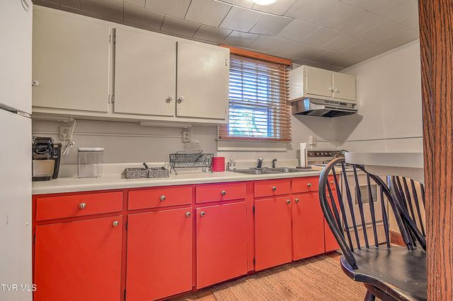 824 East Myrtle Avenue, Johnson City, TN 37601