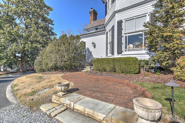 824 East Myrtle Avenue, Johnson City, TN 37601