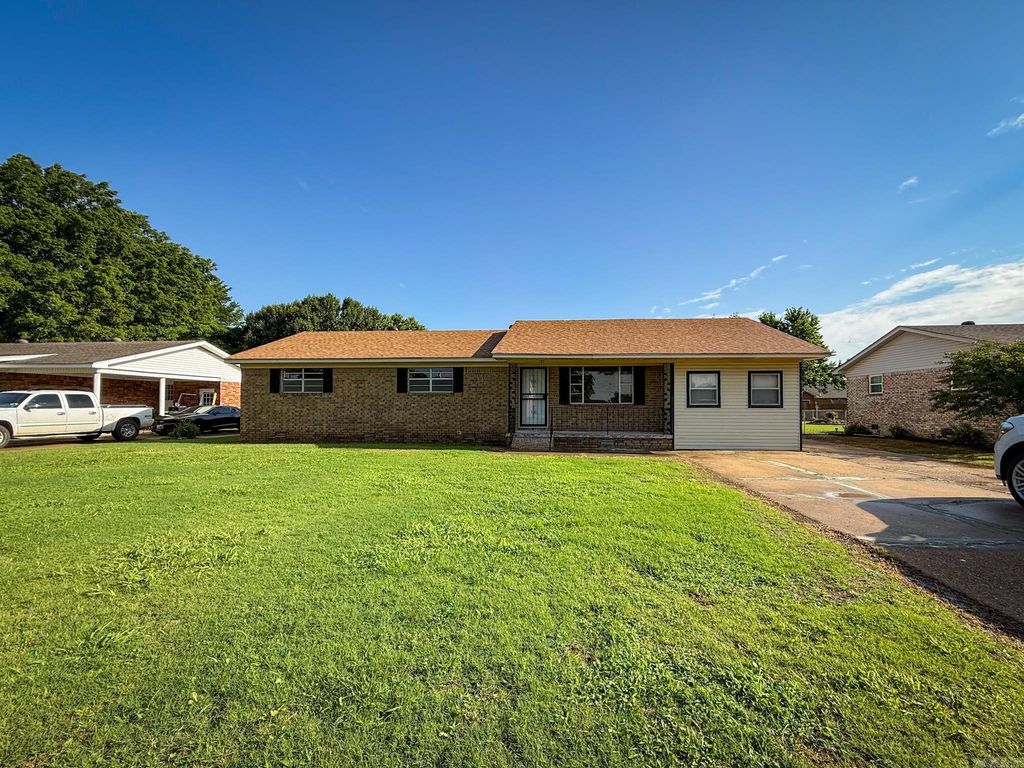 362 Barry St, Wynne, AR 72396