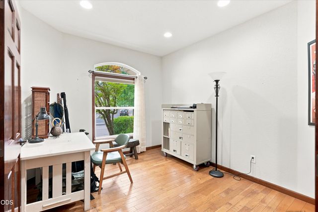 3716 Sherwood Park Drive, Medford, OR 97504