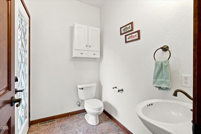 3716 Sherwood Park Drive, Medford, OR 97504