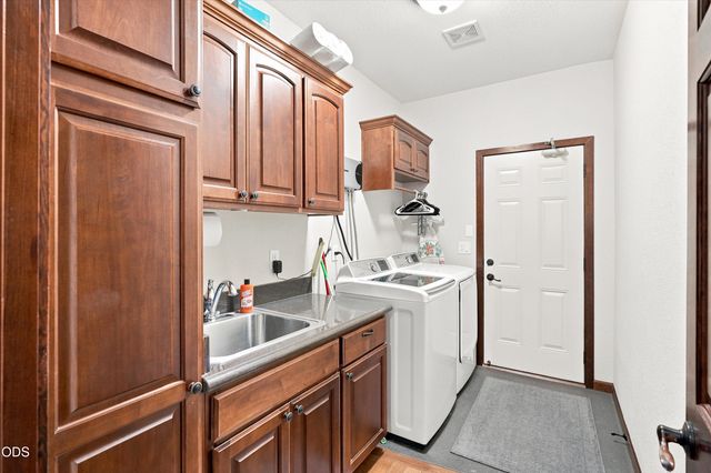 3716 Sherwood Park Drive, Medford, OR 97504