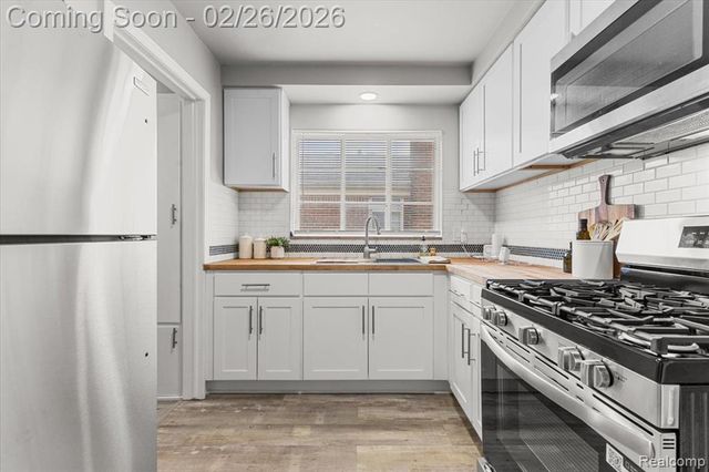 19134 Mallina Street, Grosse Pointe, MI 48236