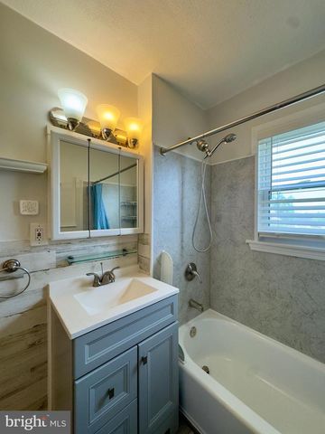 4 WARREN RD, Baltimore, MD 21221