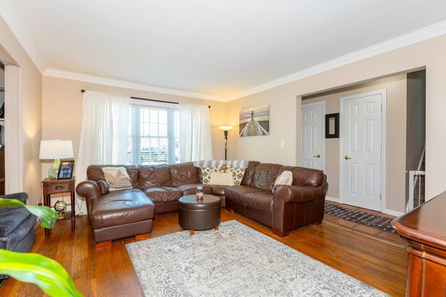 120 Gladstone Avenue, West Islip, NY 11795