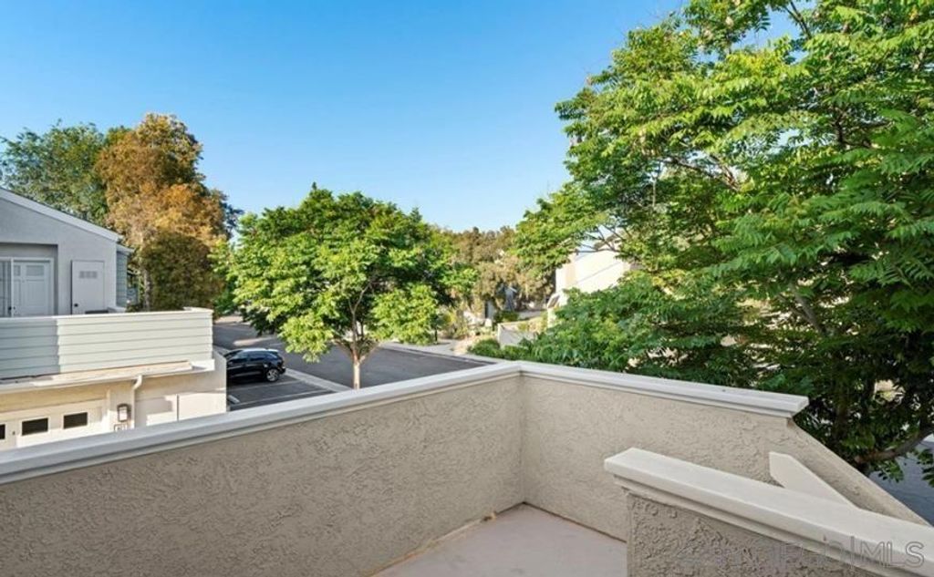 Image 10 of property listing at 387 Deerfield 77, Irvine, CA 92606