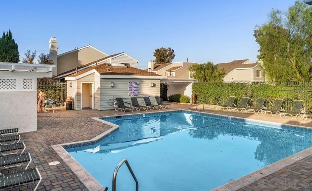 Image 2 of property listing at 387 Deerfield 77, Irvine, CA 92606