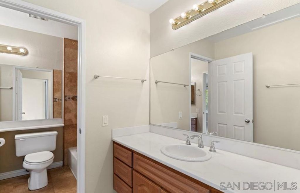 Image 6 of property listing at 387 Deerfield 77, Irvine, CA 92606