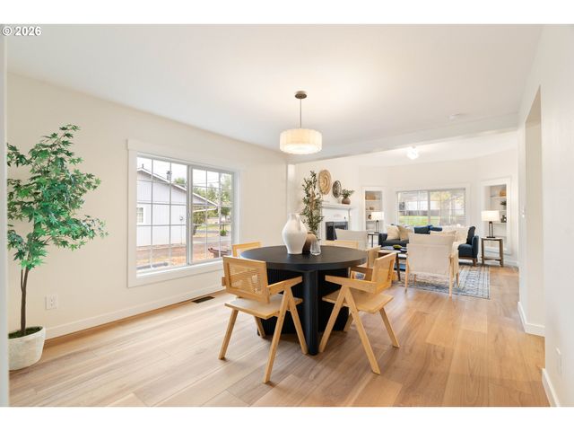 612 HOLMES Ln, Oregon City, OR 97045