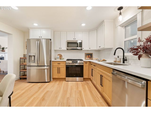 612 HOLMES Ln, Oregon City, OR 97045